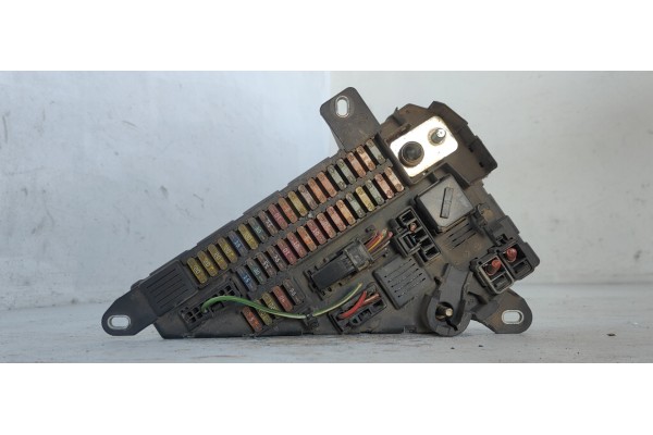 Recambio de caja reles / fusibles para bmw serie 5 berlina (e60) 2.0d 165 [520] fap referencia OEM IAM 6906618  