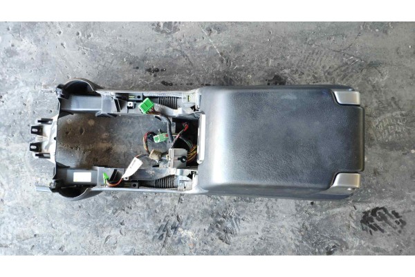 Recambio de apoyabrazos central para land rover discovery 2.7 td v6 cat referencia OEM IAM  LR012125 