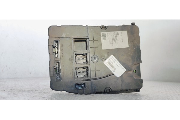Recambio de caja reles / fusibles para renault megane ii berlina 5p confort dynamique referencia OEM IAM 8200525383  