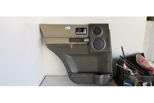 Recambio de guarnecido puerta trasera izquierda para land rover discovery v6 td se referencia OEM IAM DDC500091  