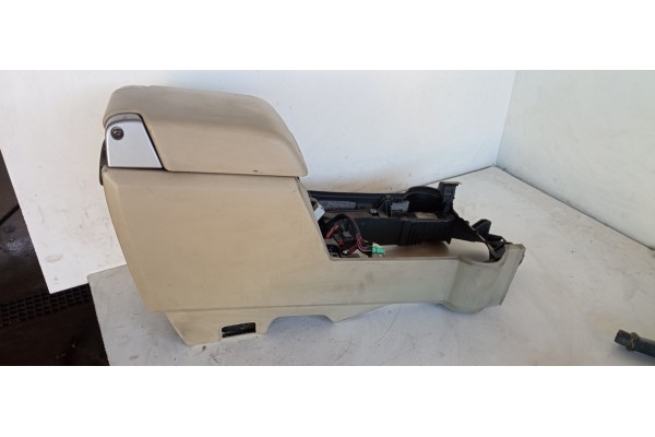 Recambio de apoyabrazos central para land rover discovery v6 td se referencia OEM IAM LRSASPC04  