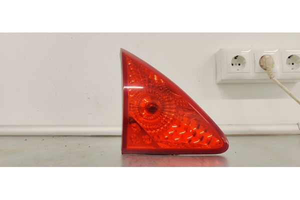 Recambio de piloto trasero izquierdo interior para peugeot 3008 1.6 hdi 110 fap referencia OEM IAM   