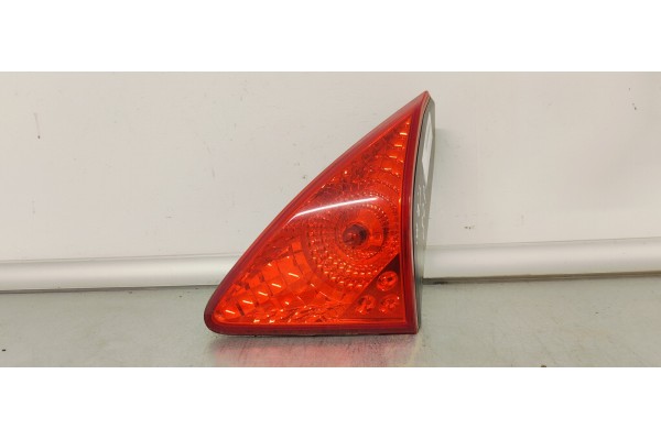 Recambio de piloto trasero derecho interior para peugeot 3008 1.6 hdi 110 fap referencia OEM IAM   