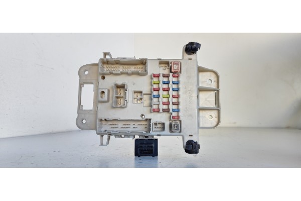 Recambio de caja reles / fusibles para toyota rav 4 (a2) 2.0 turbodiesel cat referencia OEM IAM 8198050030  