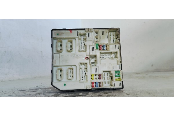 Recambio de caja reles / fusibles para renault scenic iii 1.6dci 130 fap referencia OEM IAM 284B65628R  