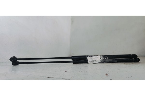 Recambio de amortiguadores maletero / porton para hyundai i30 1.6crdi 90 referencia OEM IAM 817702L000  