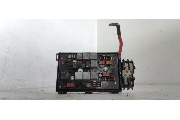 Recambio de caja reles / fusibles para opel astra j lim. berlina fase 1 referencia OEM IAM 13313205  