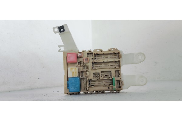 Recambio de caja reles / fusibles para toyota verso 1.6d4d 112 fap referencia OEM IAM 827300F320  
