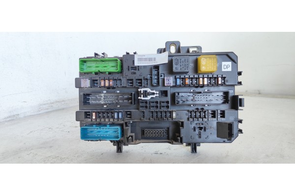 Recambio de caja reles / fusibles para opel astra h berlina enjoy referencia OEM IAM 13181278  