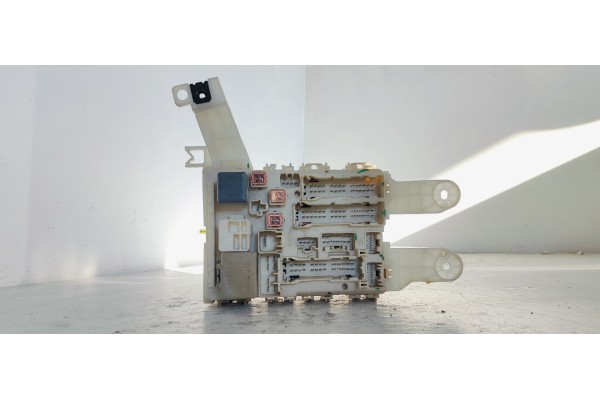 Recambio de caja reles / fusibles para toyota auris advance referencia OEM IAM 8273002140A  