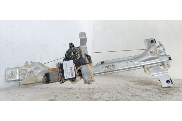 Recambio de elevalunas trasero derecho para peugeot 3008 1.2i turbo 130 referencia OEM IAM 9682808680  