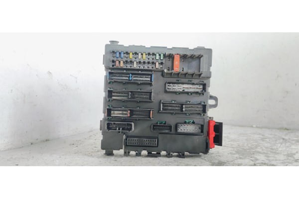 Recambio de caja reles / fusibles para opel vectra c berlina club referencia OEM IAM 13125487  
