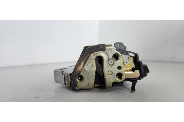 Recambio de cerradura puerta trasera derecha para toyota avensis berlina (t25) 2.0 d-cat referencia OEM IAM   