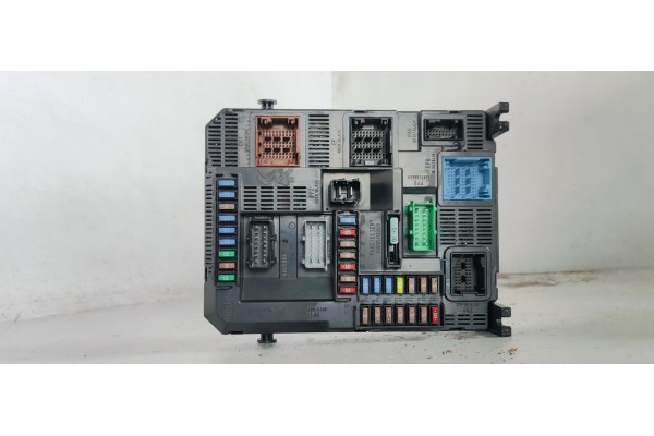 Recambio de caja reles / fusibles para peugeot 208 1.2 i turbo 110 referencia OEM IAM 9807531680  
