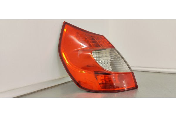 Recambio de piloto trasero izquierdo para renault scenic ii emotion referencia OEM IAM 8200474328A  