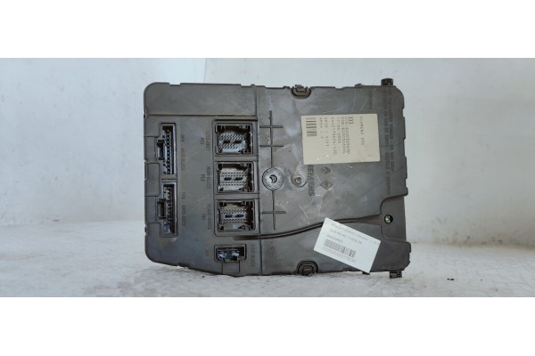 Recambio de caja reles / fusibles para renault scenic ii emotion referencia OEM IAM 8200309690  