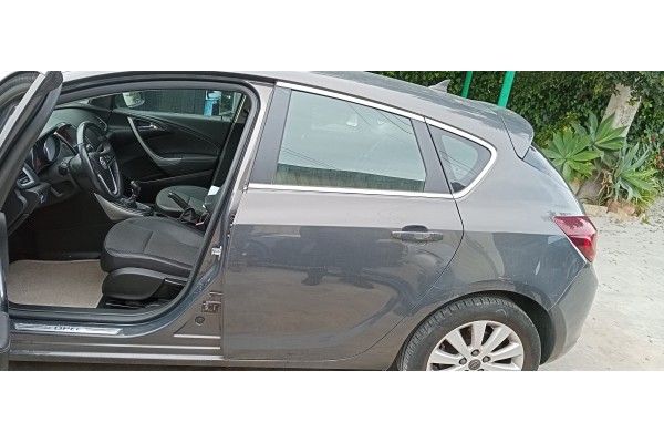 Recambio de puerta trasera izquierda para opel astra j lim. 1.6 cdti dpf referencia OEM IAM   