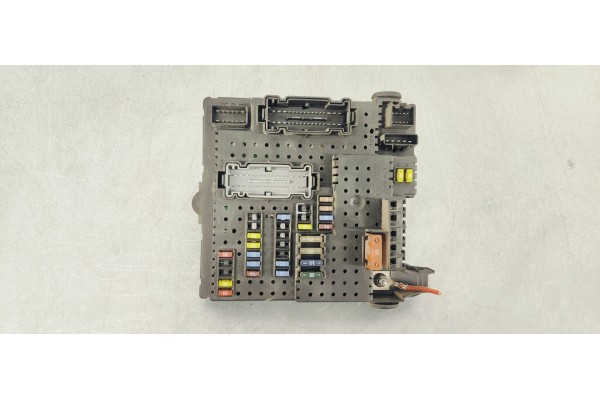 Recambio de caja reles / fusibles para volvo xc90 2.4 d5 163 4x4 referencia OEM IAM 30728512  