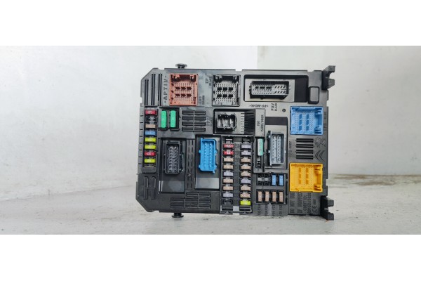 Recambio de caja reles / fusibles para citroen c4 berlina 1.5 hdi 130 fap referencia OEM IAM 9832880380  