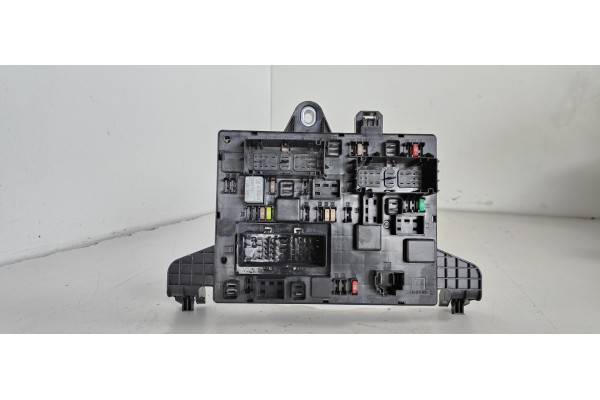 Recambio de caja reles / fusibles para opel astra j lim. selective referencia OEM IAM 365927271  