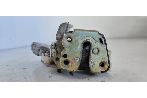 Recambio de cerradura puerta trasera izquierda para nissan terrano/terrano.ii (r20) 2.7 turbodiesel referencia OEM IAM   