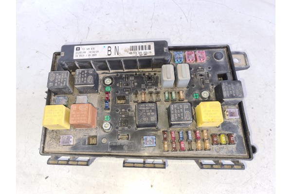 Recambio de caja reles / fusibles para opel astra h berlina 1.7 16v cdti referencia OEM IAM 13145035 74338100 