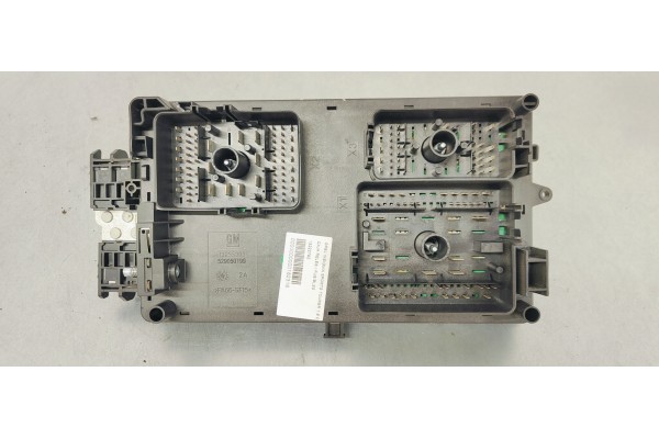 Recambio de caja reles / fusibles para opel insignia sports tourer 2.0 cdti referencia OEM IAM 13222782  