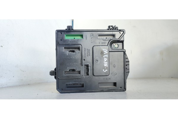 Recambio de caja reles / fusibles para renault megane iii berlina 5 p dynamique referencia OEM IAM 284B17288R  