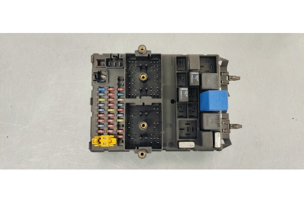 Recambio de caja reles / fusibles para jeep gr.cherokee (wj/wg) 3.1 td limited referencia OEM IAM 56038406AM  