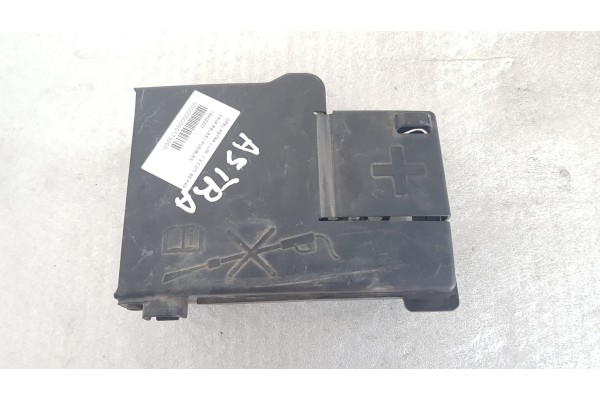 Recambio de caja reles / fusibles para opel astra j lim. 1.3 cdti 95 fap referencia OEM IAM 13302307  