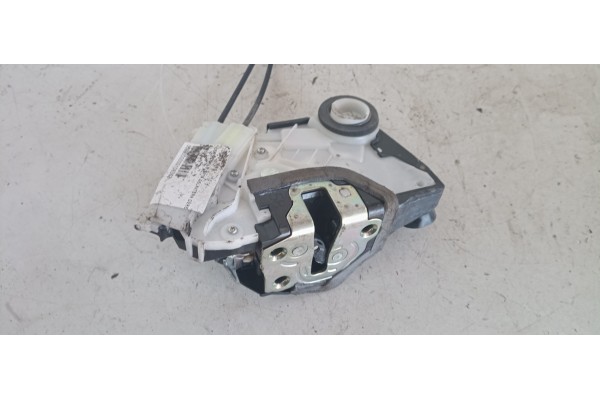 Recambio de cerradura puerta delantera derecha para toyota yaris referencia OEM IAM 150719 U3111130F3 