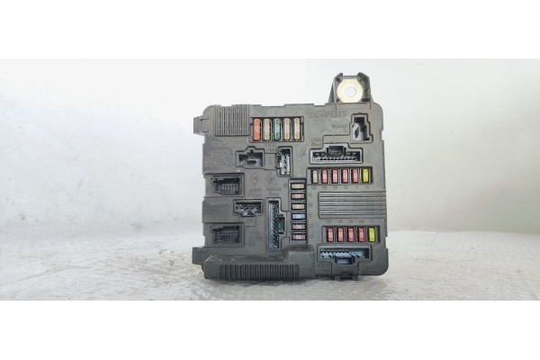 Recambio de caja reles / fusibles para renault megane ii classic berlina confort expression referencia OEM IAM 8200306033B  