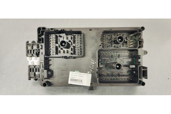 Recambio de caja reles / fusibles para opel insignia berlina 2.0 cdti referencia OEM IAM 22933570  