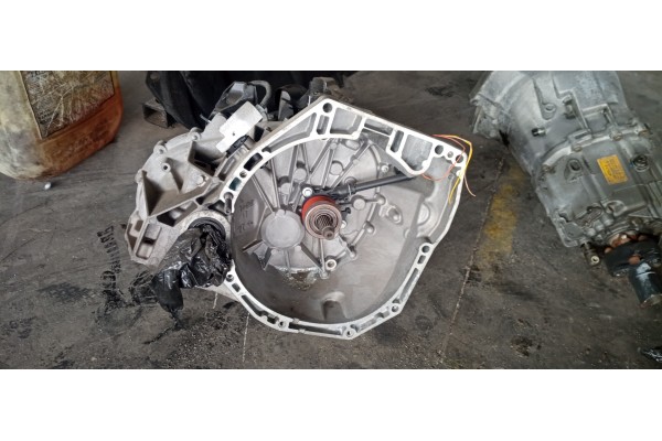 Recambio de caja cambios para renault megane iii berlina 5 p dynamique referencia OEM IAM 320108729R  