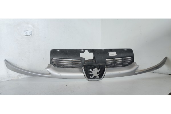 Recambio de rejilla delantera para peugeot 206 berlina 1.9 diesel referencia OEM IAM   