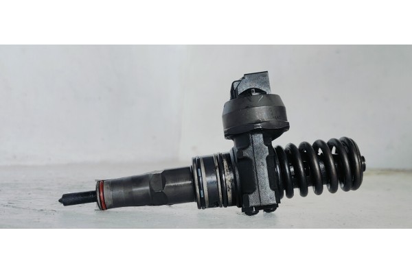 Recambio de inyector para volkswagen touareg (7la) 2.5tdi 175 4x4 referencia OEM IAM 07Z130073F  