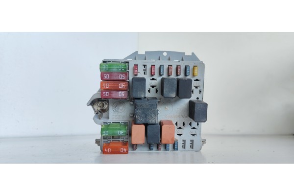 Recambio de caja reles / fusibles para alfa romeo 147 (190) 1.6 16v cat referencia OEM IAM 46558759  