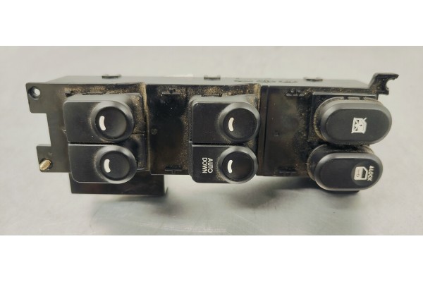 Recambio de mando elevalunas delantero derecho para hyundai i30 1.6 crdi 115 referencia OEM IAM 935702L910  