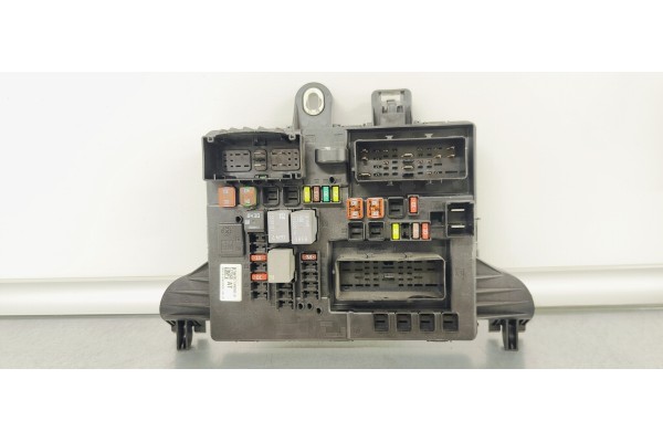 Recambio de caja reles / fusibles para opel insignia sports tourer 2.0 cdti referencia OEM IAM 13485565  