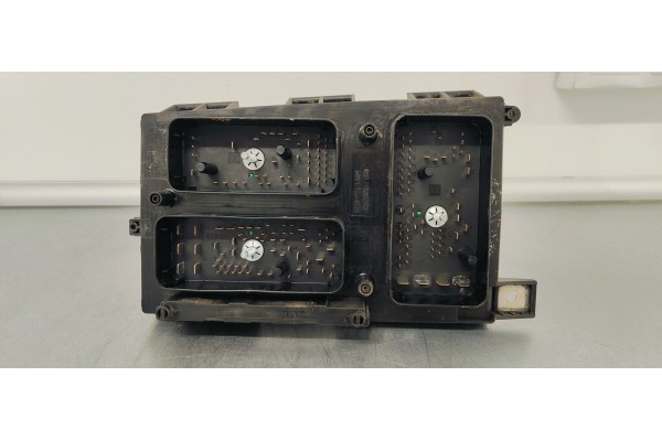 Recambio de caja reles / fusibles para opel astra h ber. edition referencia OEM IAM 13206748  