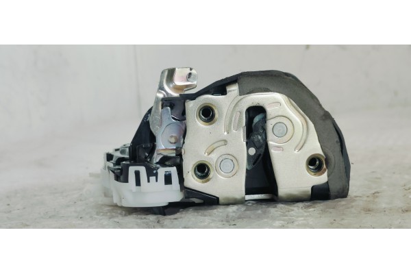 Recambio de cerradura puerta trasera izquierda para toyota yaris 1.5 i 112 referencia OEM IAM U2014120  
