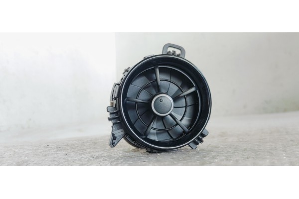 Recambio de rejilla aireadora para toyota yaris 1.5 i 112 referencia OEM IAM 5556862280  