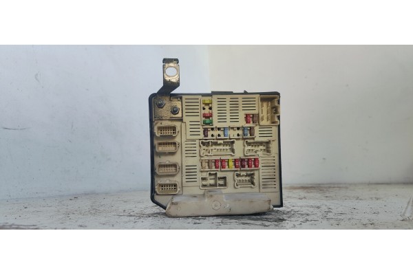 Recambio de caja reles / fusibles para renault scenic ii confort dynamique referencia OEM IAM 8200481866  