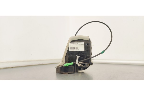 Recambio de cerradura puerta trasera derecha para toyota yaris 1.0 i 68 referencia OEM IAM   