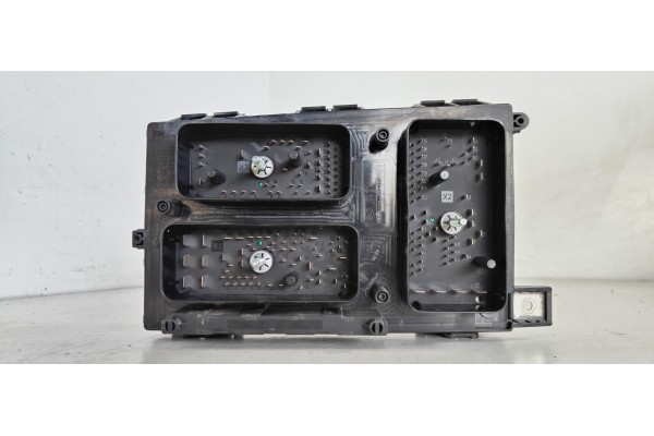 Recambio de caja reles / fusibles para opel astra h berlina 1.7 16v cdti referencia OEM IAM 743381  