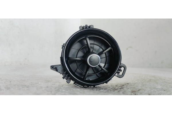 Recambio de rejilla aireadora para toyota yaris 1.5 i 112 referencia OEM IAM 5556862280  