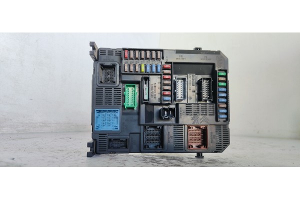 Recambio de caja reles / fusibles para peugeot 208 allure referencia OEM IAM 9807531680  