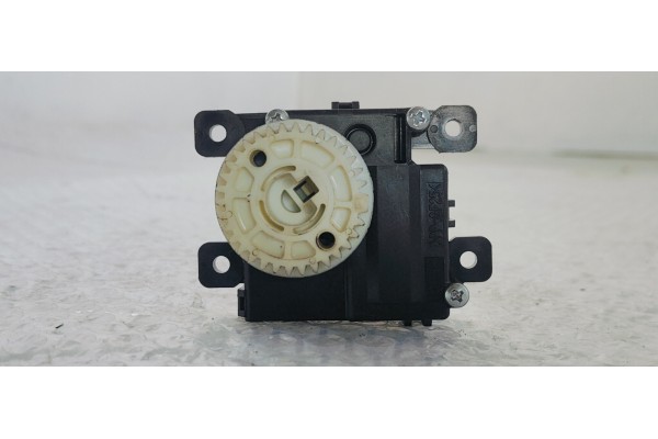 Recambio de motor apertura trampillas climatizador para toyota yaris 1.5 i 112 referencia OEM IAM 0638001981  