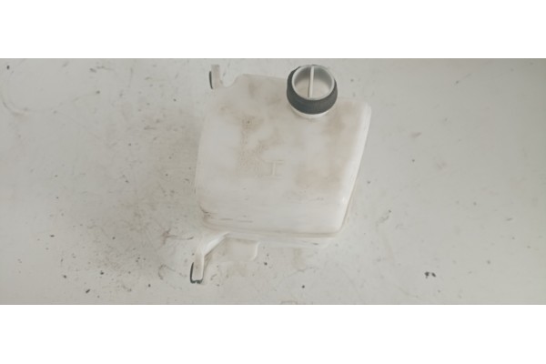 Recambio de deposito limpia para toyota rav 4 referencia OEM IAM 1789436040  