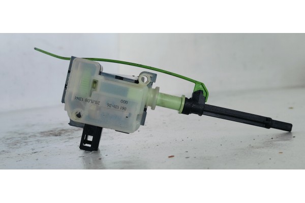 Recambio de tapa exterior combustible para volvo xc60 2.4 d referencia OEM IAM 86113136  